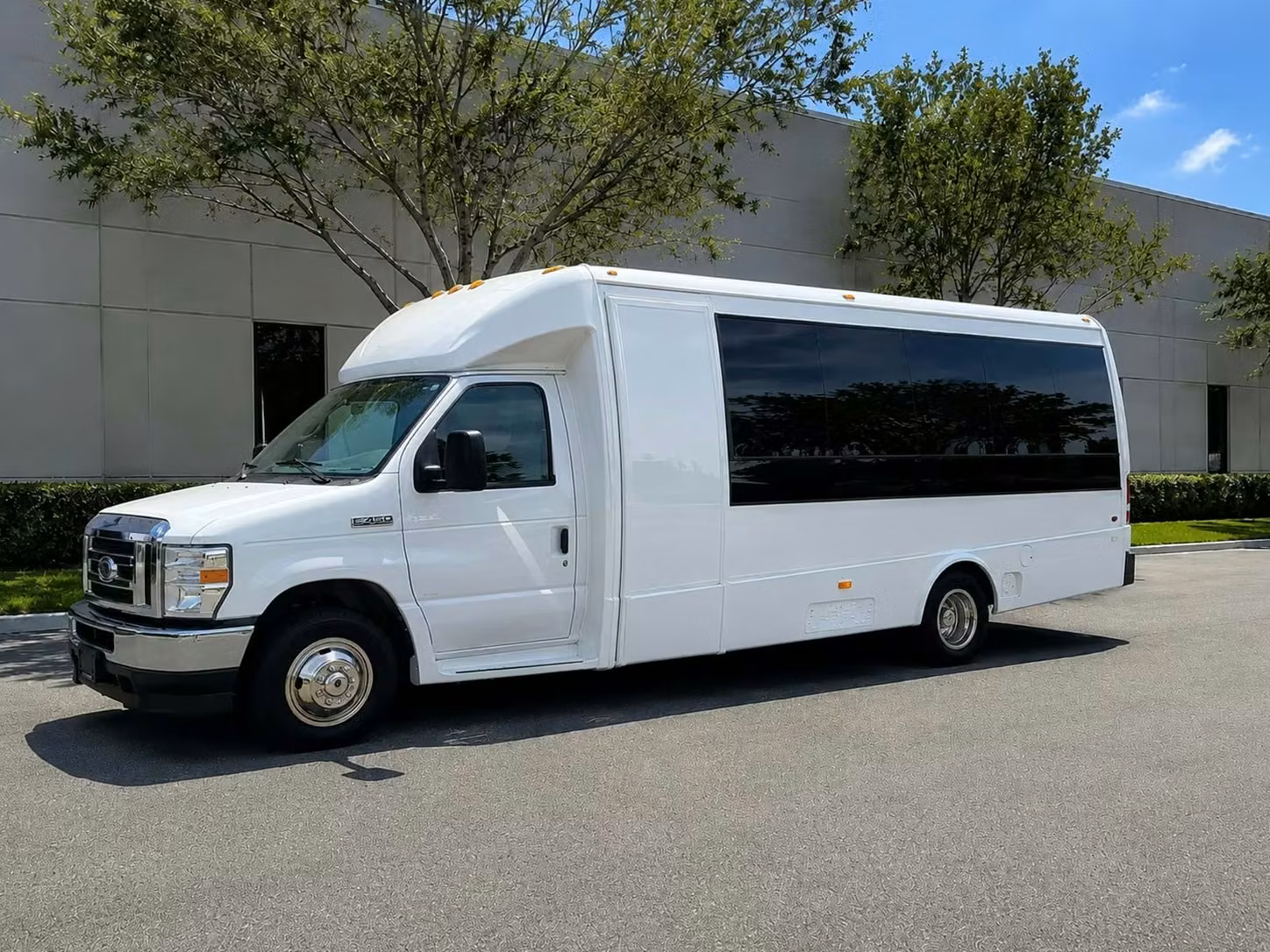 beloit 15 passenger minibus rental