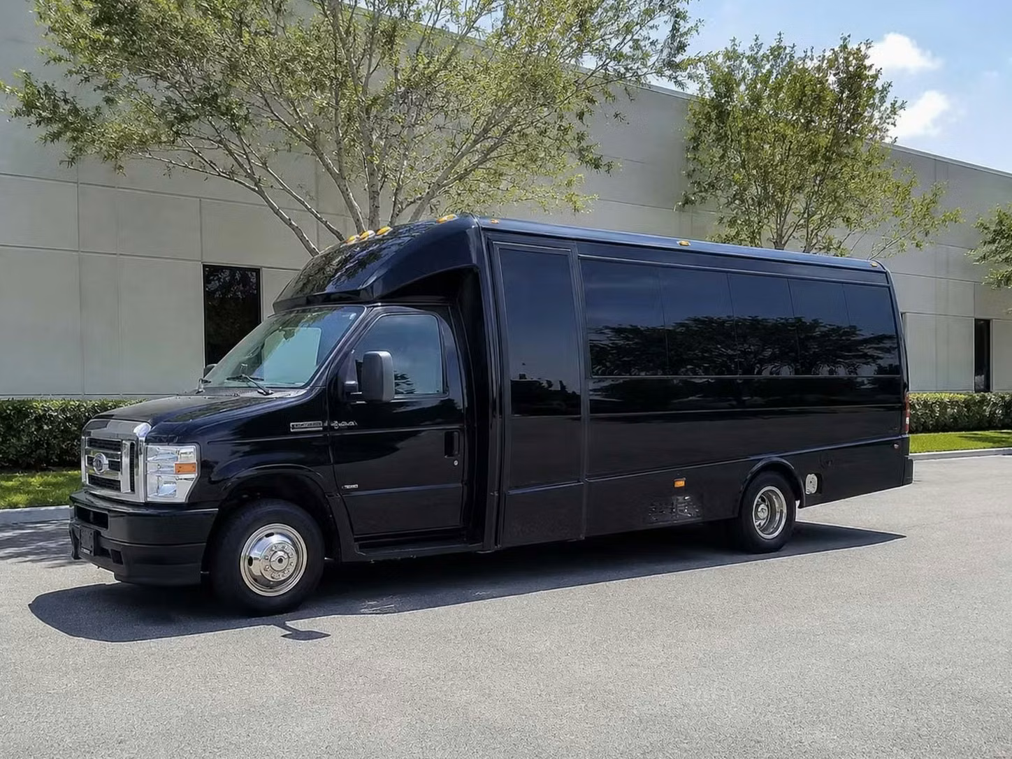 beloit 18 passenger minibus rental